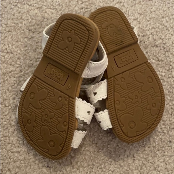 Cutest little white sandals 👡 - Picture 3 of 3